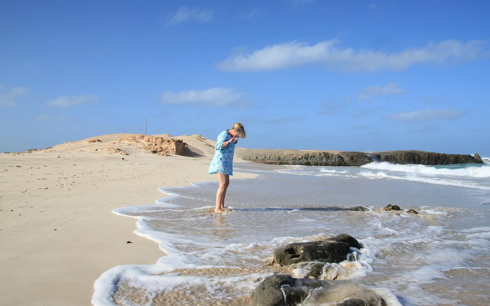 Bølger og lys sandstrand på Boa Vista i Kapp Verde